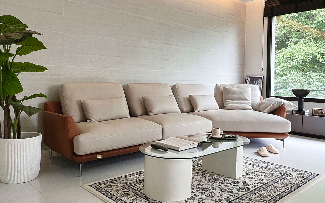 트리에 코너형 소파로 완성하는 고급스러운 단독주택 거실